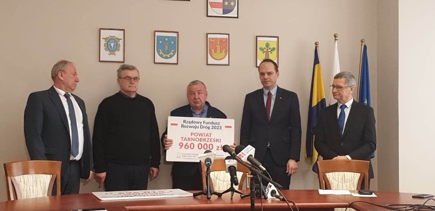 Wiceminister infrastruktury przekazał w Tarnobrzegu czeki z Rządowego Funduszu Rozwoju Dróg dla miasta i powiatu tarnobrzeskiego