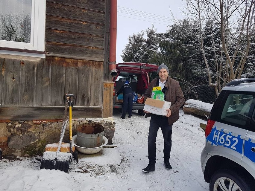 Niebieska Gwiazdka w Makowie. Policjanci rozdają świąteczne paczki [ZDJĘCIA]