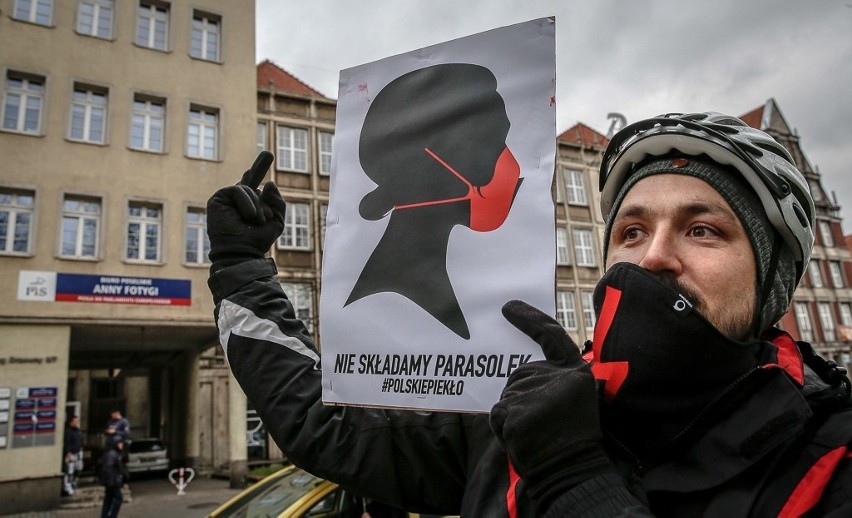 Protest kobiet w Trójmieście 15.04.2020. Maseczki z błyskawicą w Gdyni i kolejka po prawa człowieka w Gdańsku [wideo, zdjęcia]