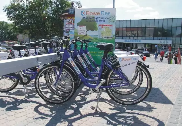 Stacja wypożyczalni rowerów przy dworcu kolejowym i autobusowym w Jarosławiu.