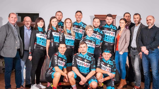 Tak prezentuje się grupa kolarska Vezuvio Team Mosina i jej partnerzy przed debiutanckim sezonem na trasach MTB