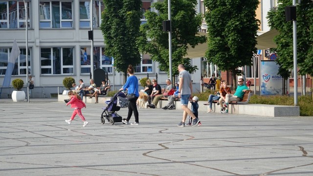 W piątkowe popołudnie na Rynku Staromiejskim przed ratuszem w Koszalinie gwarno. Zbierają się mieszkańcy, którzy postanowili wybrać się na spacer. Na ławeczkach rozsiedli się dorośli, a po placu biegają i jeżdżą roześmiane dzieci. Pobliska kawiarnia nie może narzekać na brak klientów. Przy stolikach wystawionych na zewnątrz siedzi wielu klientów. Zobacz także: Koszaliński Bieg Górski 2020