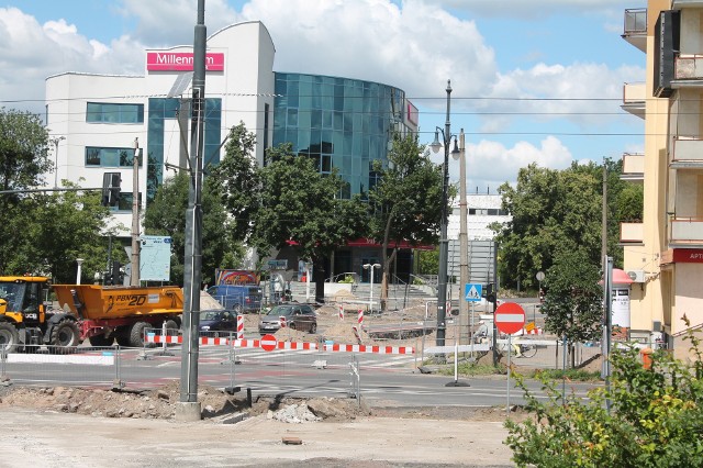 Aby między Szosą Chełmińską a Wałami gen. Sikorskiego trafić na ludzkie kości, ceramikę czy inne zabytki sprzed kilkuset lat, wystarczy wbić w ziemię łopatę. Tak było, jest i będzie, ponieważ w tym miejscu znajdowało się Chełmińskie Przedmieście, najbogatsze przedmieście Torunia. Szkoda, że prace w tak ważnym miejscu prowadzone są jedynie pod nadzorem archeologa.