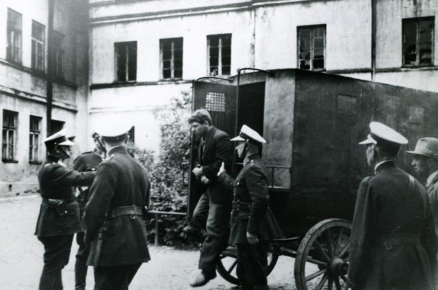 W wyśnionym Białymstoku w przyszłości takich rzeczy miało nie być. Tymczasem w 1930 roku białostocka policja eskortuje więźnia.