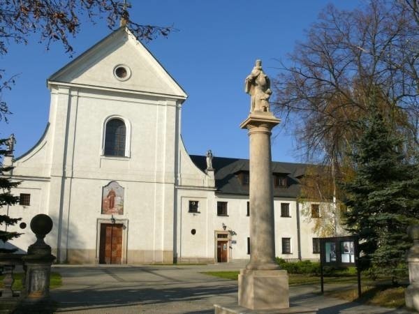 Odnowiony pomnik św. Feliksa przy wejściu do klasztoru.