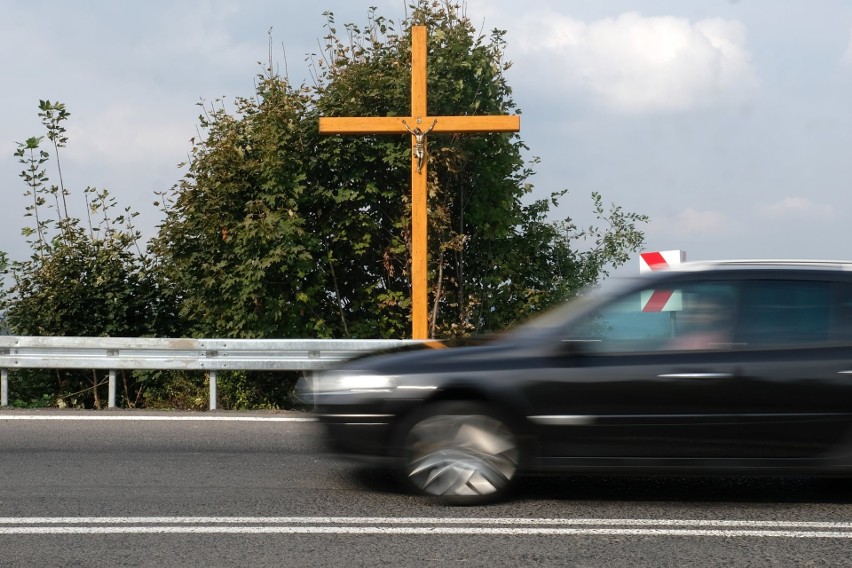 Na zakręcie śmierci w Leszczawie Dolnej ponownie postawili krzyż. Ściął go podczas wypadku ukraiński autokar [ZDJĘCIA]