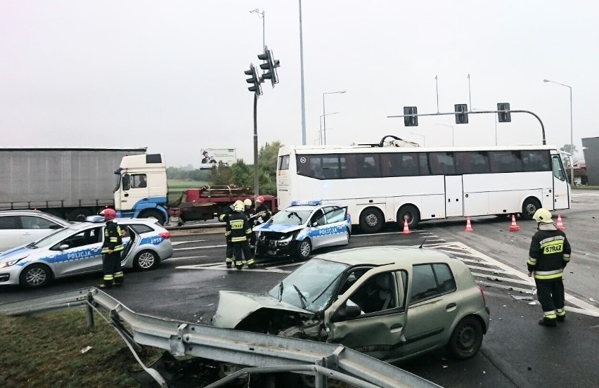 Zderzenie policyjnego radiowozu z renault na skrzyżowaniu...