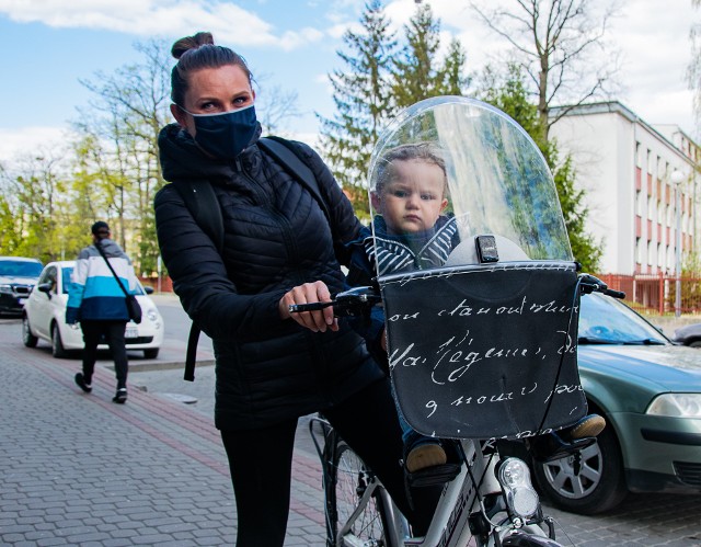 Od miesiąca obowiązuje nakaz zakrywania części twarzy. Mimo niewygody mieszkańcy Tarnobrzega stosują się do obostrzeń...