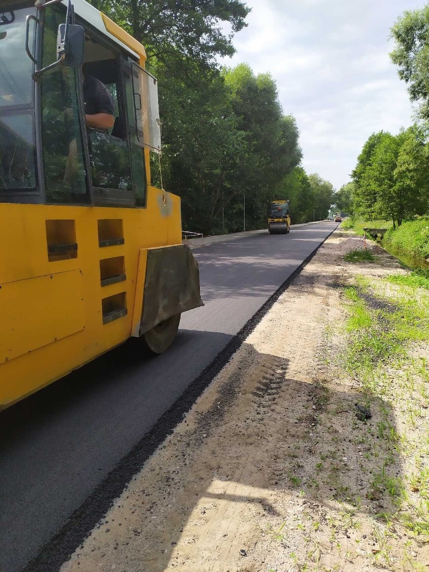 Budują drogę Sucha - Kamień w powiecie białobrzeskim. Trwa układanie asfaltu, będą nowe przejścia dla pieszych i chodniki