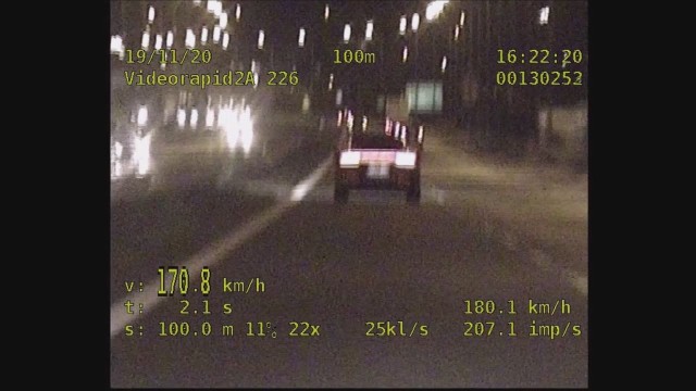 Policjanci z podlaskiej grupy SPEED zatrzymali do kontroli drogowej porsche, którego kierowca jechał krajową "ósemką" ponad 170 km/h. Za kierownicą "osobówki" siedział obywatel Niemiec, który za popełnione wykroczenie został ukarany mandatem. Funkcjonariusze po raz kolejny apelują o rozsądek na drodze i przestrzeganie przepisów ruchu drogowego.Fot. Policja