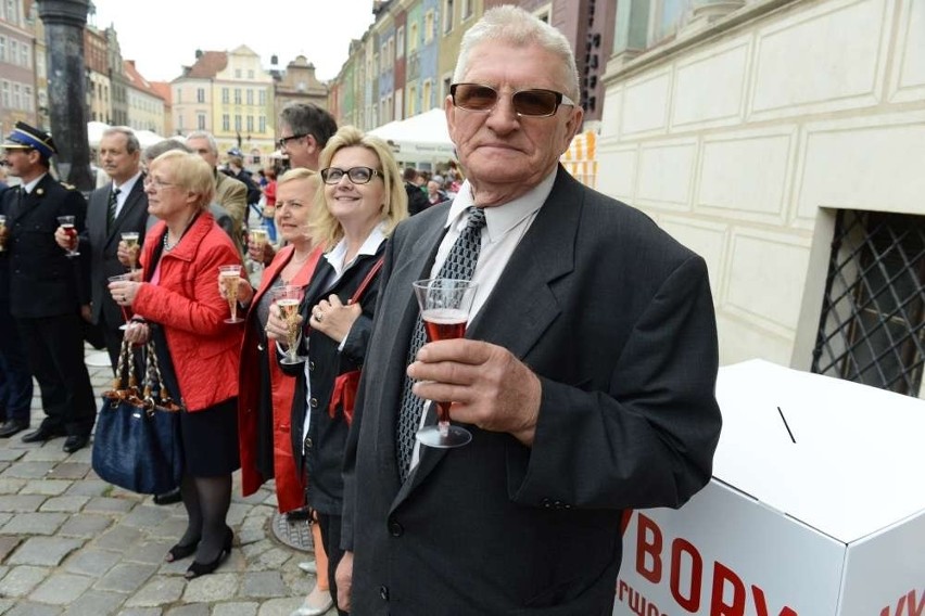 Biało-czerwony toast na Starym Rynku w Poznaniu