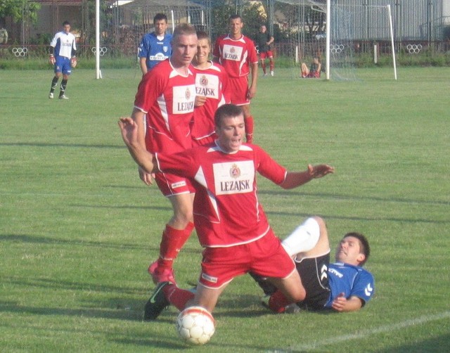 Pogoń (czerwone stroje) wygrała w Kańczudze i utrzymała się w IV lidze