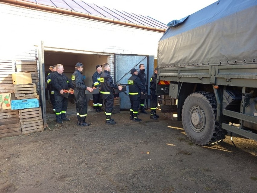 Mieszkańcy Goszczyna dostarczyli owoce i soki służbom na granicy. Przekazali je żołnierze Wojsk Obrony Terytorialnej