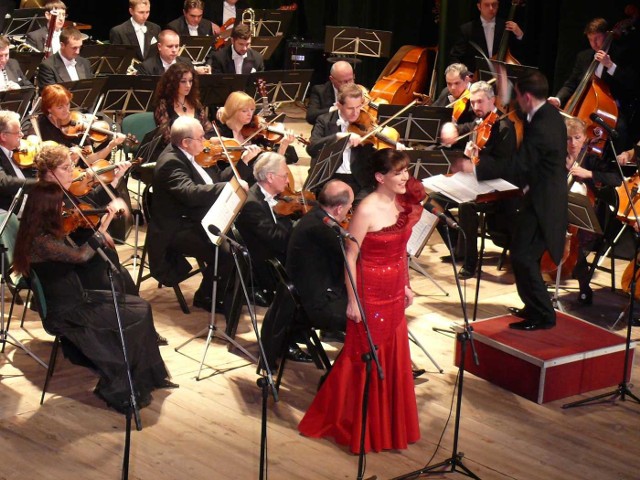 Zabrzańska orkiestra i solistka Małgorzata Długosz, śpiewająca "I love Paris&#8221;.