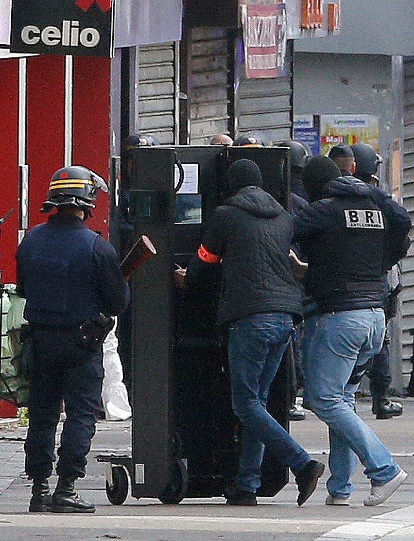 Koniec obławy na terrorystów w Saint-Denis. Nie żyją dwie osoby, siedmiu zatrzymanych