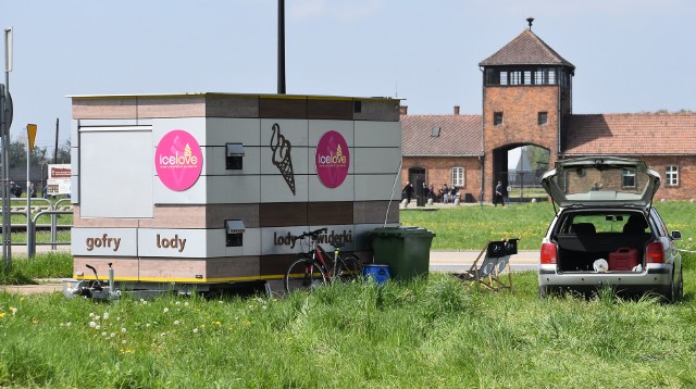 Budka z lodami w pobliżu "Bramy Śmierci" w Birkenau została postawiona na prywatnym gruncie, więc jej właściciel nie złamał prawa