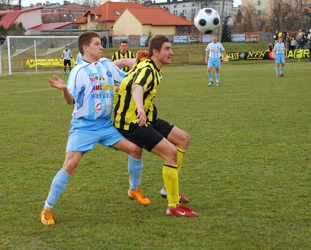 Piłkarze Stali Rzeszów (biało-niebieskie stroje) odnieśli kolejne przekonywujące zwycięstwo.