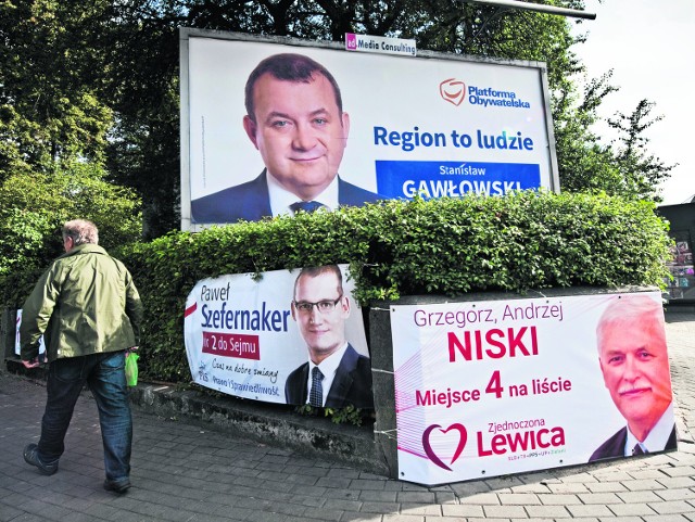 Są miejsca w Koszalinie, gdzie mamy kandydatów dosłownie - od lewa do prawa, jak widać na załączonym obrazku: Stanisław Gawłowski z PO, Paweł Szefernaker z PiS i Grzegorz Niski z lewicy