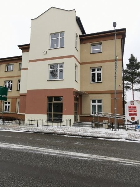 Windę wybudowano przy południowej ścianie Urzędu Gminy w Kłaju, od strony ulicy Kołodziejczyka. Wartość inwestycji przekroczyła 420 tys. zł