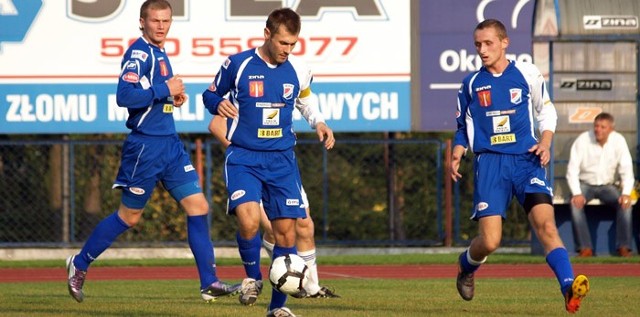 Leszek Szczygielski (przy piłce) strzelił w Lesznie zwycięskiego gola po dośrodkowaniu Łukasza Wenerskiego (z prawej)