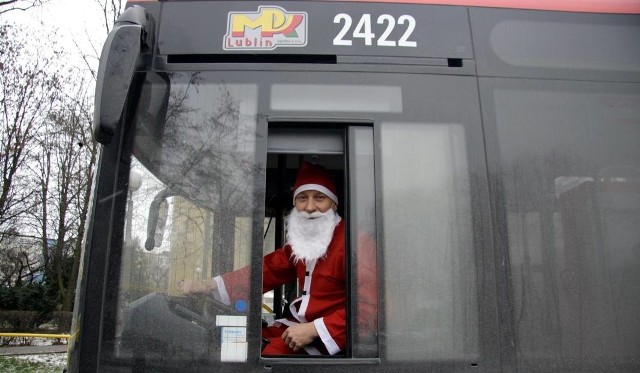 W ub. latach kierowcy przebierali się za Mikołajów. W tym roku uważajcie, bo w czerwonych kubrakach i czapeczkach po raz pierwszy pojawią się w autobusach także kontrolerzy biletów