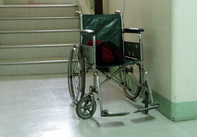 Wózek inwalidzki stał się łupem.