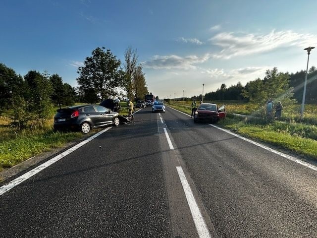 Wypadek dwóch samochodów w Lubieni. Dwie osoby ranne. Zobacz zdjęcia