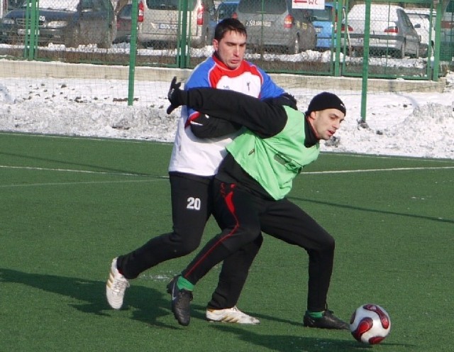 Marcin Kośmicki (z lewej) po blisko trzech tygodniach przerwy wrócił do treningów i wiosną będzie mocnym punktem defensywy Broni