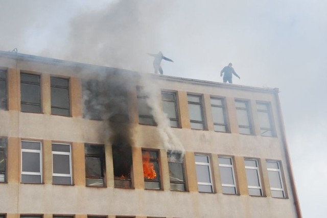 Bialostoccy strazacy przeprowadzili cwiczenia akcji ratowniczej w budynku Suponu.
