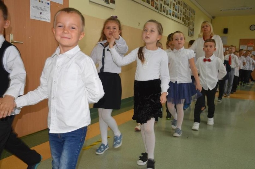 Uczniowie SP nr 2 w Głogowie tańczyli poloneza i zaśpiewali...