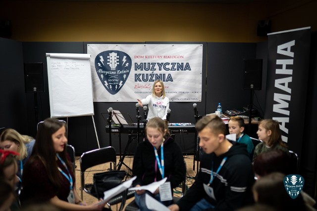 Zajęcia z młodymi wokalistami prowadzi Kasia Lisowska, na co dzień śpiewająca w zespole Andrzeja Piasecznego.