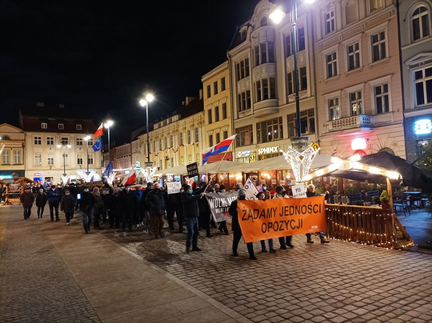 Podczas protestów w obronie TVN-u pojawiły się (m.in. w...