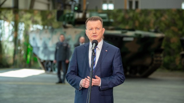Wicepremier, szef MON Mariusz Błaszczak zatwierdził we wtorek w Stalowej Woli (Podkarpackie) umowę ramową na dostawę blisko 1400 nowych pojazdów dla wojska, w tym blisko 1 tys. gąsienicowych bojowych wozów piechoty (BWP) Borsuk oraz pojazdy towarzyszące.