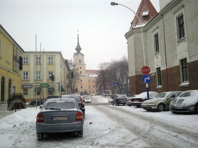 Trudne warunki na drogach w RzeszowieOd kilkunastu godzin w Rzeszowie intensywnie pada śnieg. Sytuacja na ulicach z każdą chwilą jest coraz trudniejsza.