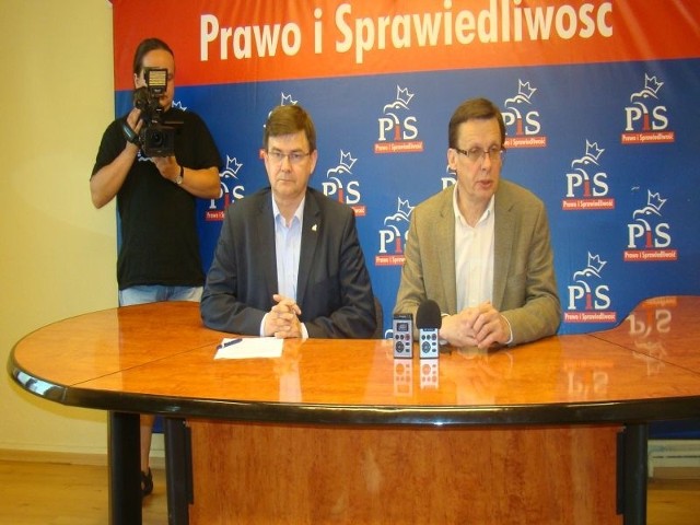 Jerzy Materna i Marek Ast (od lewej) w trakcie konferencji prasowej
