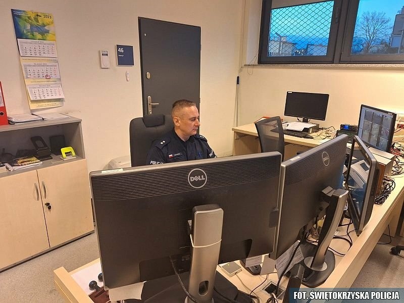 Dyżurny skarżyskiej policji podkomisarz Ireneusz Borowiec