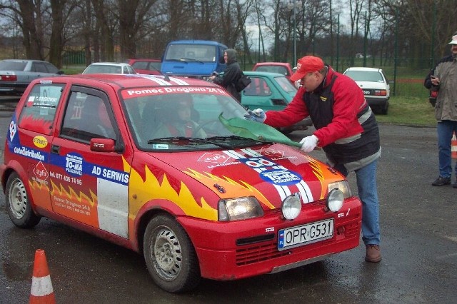 Sędzia startowy Aleksander Błażewicz puszcza na próbę sprawnościową załogę w składzie Tomasz Gołębiowski i Radosław Jagiellski z Prudnika, którzy reprezentują Automobilklub Opolski.