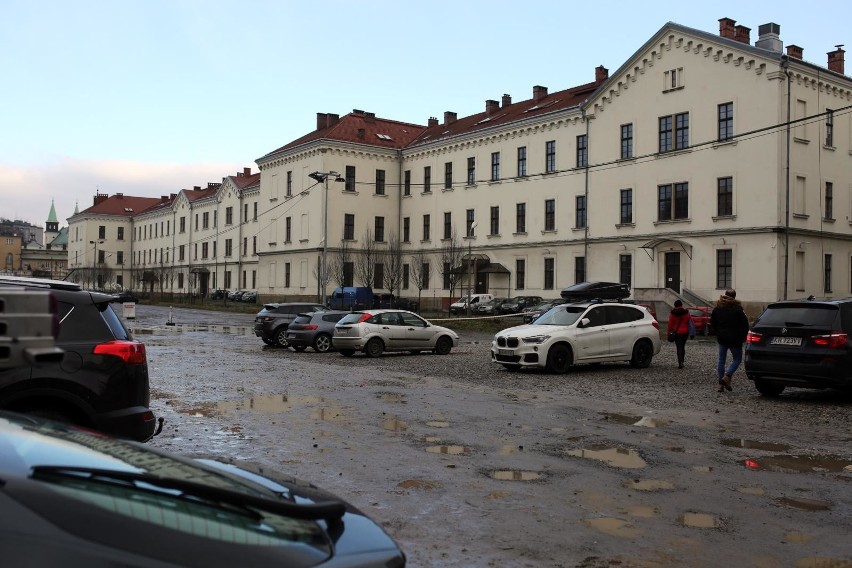 Kraków. Urzędnicy wstrzymują budowę parku przy Karmelickiej i Dolnych Młynów. Powstanie tam stacja metra?