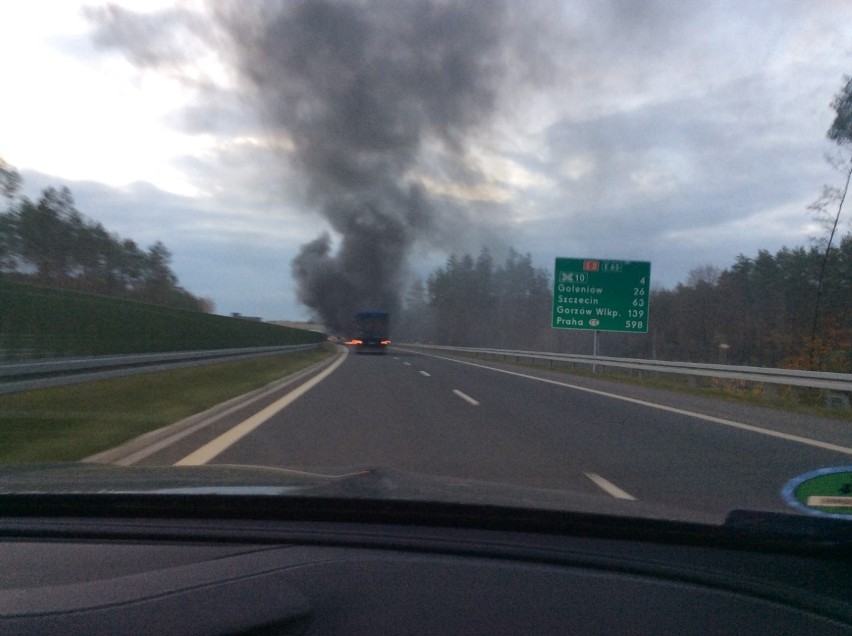 Słup dymu i ognia na trasie S3 na wysokości Przybiernowa [ZDJĘCIA]