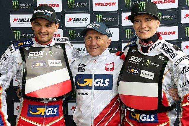 Żużlowa reprezentacja Polski zdobyła srebrny medal mistrzostw świata w Speedway of Nations. Od lewej: Bartosz Zmarzlik, trener Marek Cieślak, Patryk Dudek.