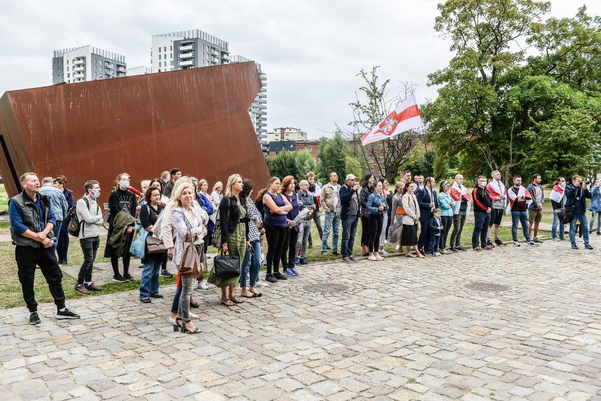 „Żywie Białaruś! Niech żyje Białoruś!”. Wernisaż wystawy w Europejskim Centrum Solidarności w Gdańsku