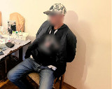 Role się odwróciły. Seniorzy zwabili oszusta w pułapkę. Wyszedł w kajdankach