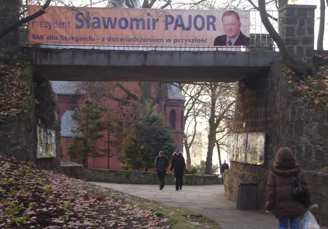 Przed drugą turą wyborów na stanowisko prezydenta Stargardu w różnych miejscach miasta pojawiły się nowe banery reklamujące kandydaturę Sławomira Pajora. Ale stargardzianie nie dowiedzą się z nich, że jest to kandydat PiS-u.