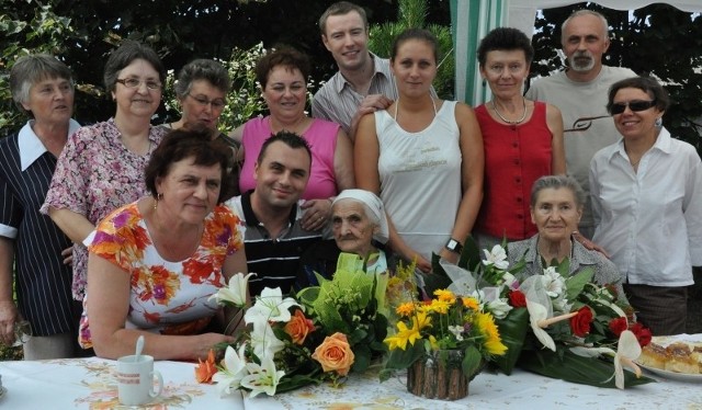 Stuletnia Zofia Misiowiec z Czarnej koło Stąporkowa z najbliższą rodziną