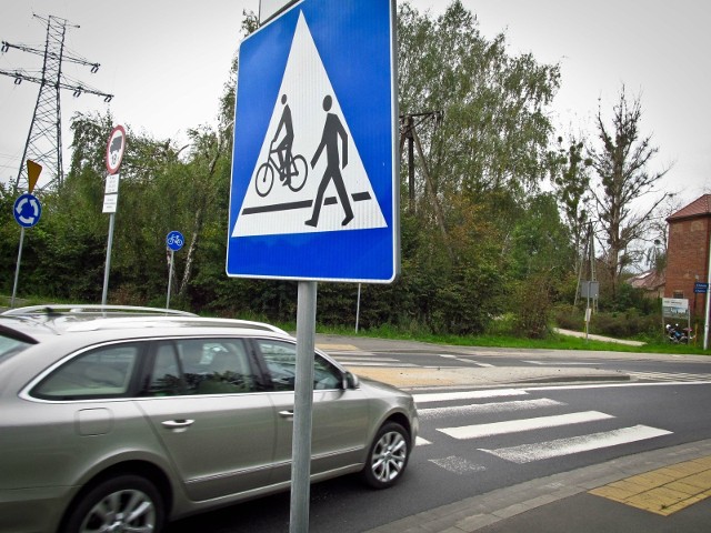 Mieszkańcy miejskiego odcinka drogi 964 narzekają na brak przejścia dla pieszych, a społeczność znajdujących się przy tej trasie sołectw - na brak chodników. Wyczekiwana od lat inwestycja ma wreszcie ruszyć. W tym roku trakt dla pieszych ma powstać na odcinku Raciborsko - Jankówka, a w 2018 roku w Pawlikowicach, Rożnowej i Koźmicach Małych. Koszty tych inwestycji są szacowane na 2,4 mln zł