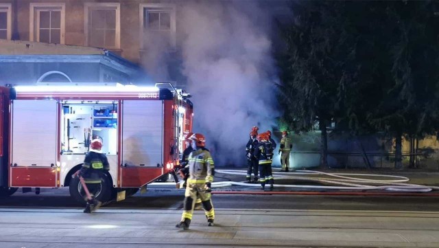 Do pożaru doszło w nocy z wtorku, 18 lutego, na środę, 19 lutego, w budynku dawnego szpitala przy ul. Warszawskiej. Na miejscu pracowało 8 zastępów straży pożarnej.Około północy dyżurny gorzowskich strażaków otrzymał zgłoszenie o pożarze budynku po byłym szpitalu. Budynek ten był obecnie w remoncie. Na miejsce zostały wysłane cztery wozy strażackie. Po chwili dojechały OSP z Deszczna i Kłodawy.Ogień w budynku pojawił się od piwnicy. Kłęby dymu, które unosiły się nad budynek znacznie utrudniały pracę strażakom. Wstępne ustalenia wskazują na to, że było to podpalenie.WIDEO: Pożar budynku w Gorzowie. Nikomu nic się nie stało, ale ponad 100 osób musiało opuścić mieszkania