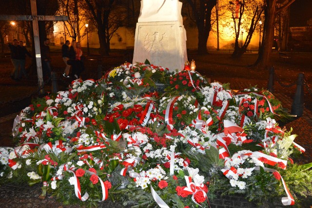 Tak prezentuje się Pomnik Odrodzenia Polski na plantach w Wieliczce po uroczystościach z okazji świąt narodowych. Zapewne tak samo będzie po 2 i 3 maja 2021