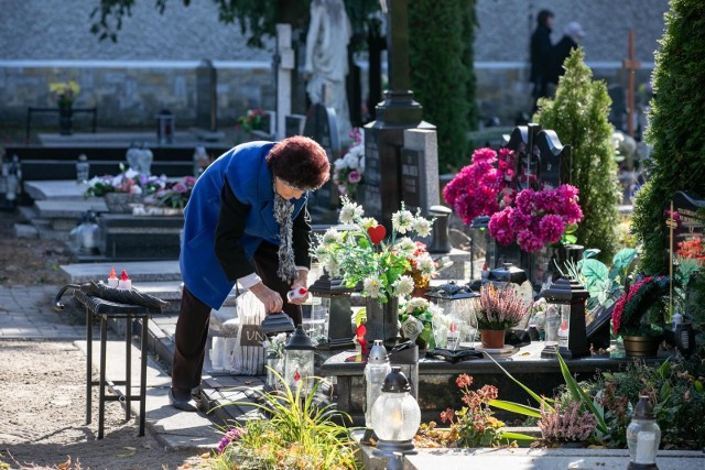 Na bydgoskich cmentarzach coraz większy ruch. Trwa porządkowanie grobów przed 1 listopada.