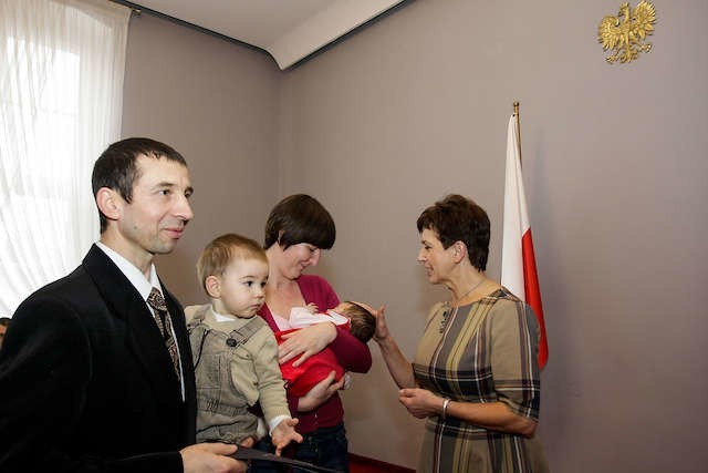 Na uroczystość w Urzędzie Wojewódzkim, oprócz  nowych polskich obywateli, przybyli także ich bliscy, przyjaciele i znajomi. Na zdjęciu Roman Lukiyanenko z rodziną, po prawej wojewoda Ewa Mes