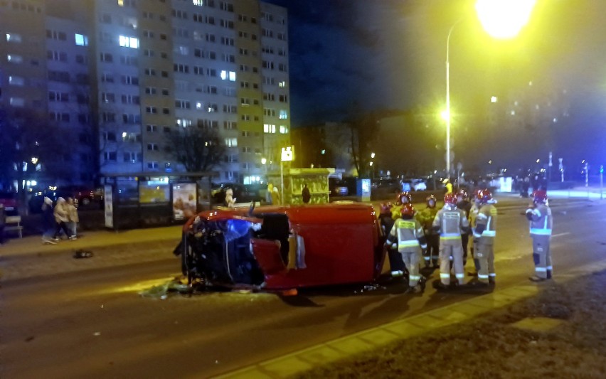 Koszmarny wypadek na skrzyżowaniu ul. Na Ostatnim Groszu z ul. Orlińskiego we Wrocławiu [ZDJĘCIA]